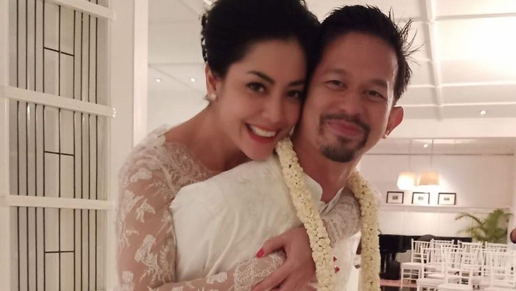Lulu Tobing dan Suami