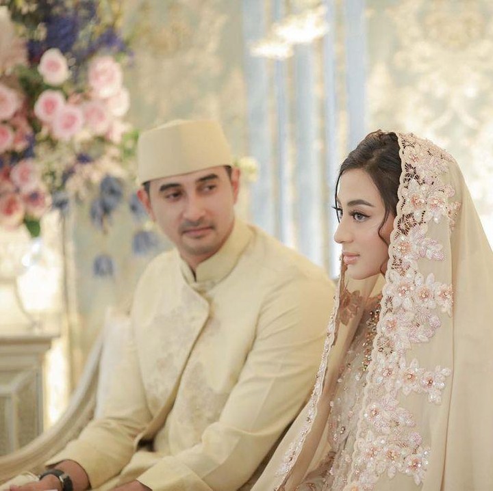 <p>Usia kehamilan Margin Wieeherm kini memasuki empat bulan. Keduanya baru saja menggelar acara tasyakuran, Bunda. Dalam acara tersebut nampak dekorasi bernuansa gold. (Foto: Instagram: @marginw)</p>
