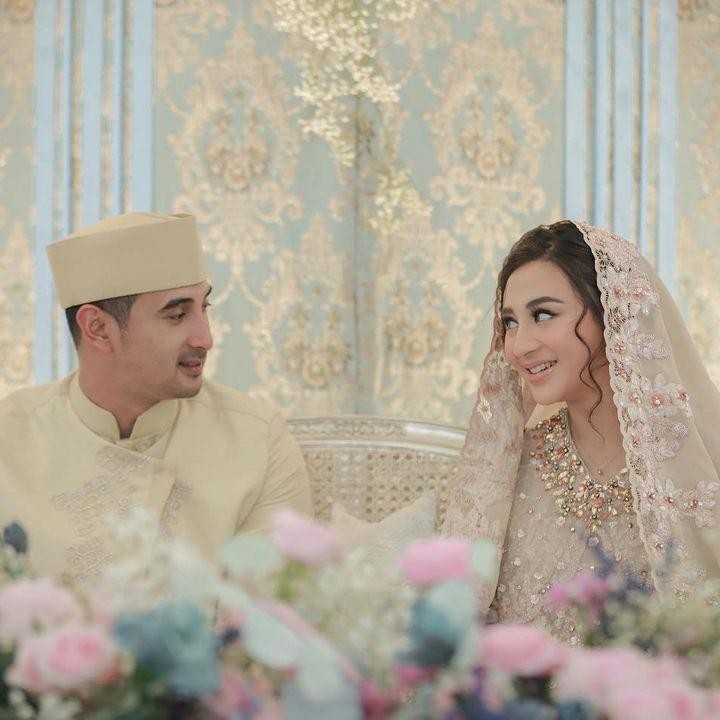 <p>Margin Wieeherm dan Ali Syakieb tak bisa menyembunyikan kebahagiaan mereka. Keduanya saling memberikan tatapan penuh cinta. (Foto: Instagram: @marginw)</p>