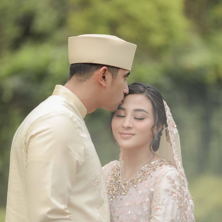 <p>Ali Syakieb juga tak ragu menunjukkan kasih sayang pada sang istri. Aktor berusia 34 tahun itu mencium kening Margin Wieeherm dengan lembut. (Foto: Instagram: @jokiphotography)</p>