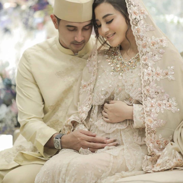 <p>Margin Wieeherm dan Ali Syakieb kini tengah berbahagia. Mereka menantikan kehadiran buah hati pertama usai menikah di bulan Februari lalu. (Foto: Instagram: @jokiphotography)</p>