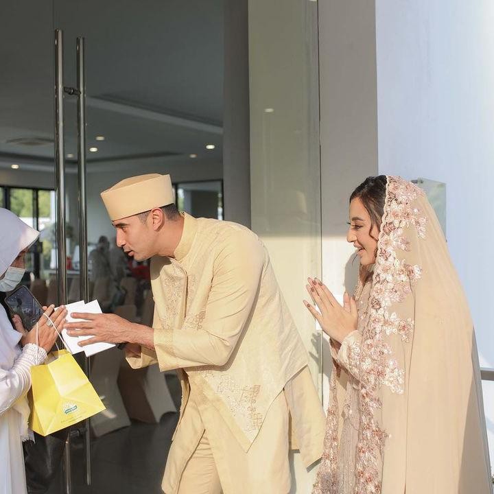 <p>Margin Wieeherm dan Ali Syakieb tak lupa melakukan ramah-tamah dengan seluruh tamu yang hadir di acara tersebut. (Foto: Instagram: @marginw)</p>