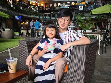 Hari Ayah Internasional, Simak Kisah 5 Artis Besarkan Anak Tanpa Istri