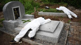 NYALANG: Gurat Duka di Tepi Pusara