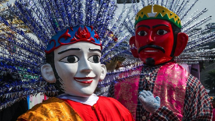 Jakarta, October 20, 2014 : Ondel-ondel were performed at a festival event in Jakarta, Indonesia. Ondel-Ondel is a kind of traditional performance from the native people of Jakarta and it is usually performed as a folk performance from Betawi, the . Ondel-ondel are always come in couple, with both male in red face and female in white.