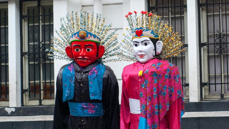 Ondel-ondel is a form of folk performance using large puppets. It originated from Betawi, Indonesia and is often performed in festivals. The word ondel-ondel refers to both the performance and the puppet.