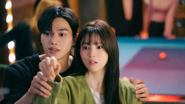 Jarak usia yang dekat membuat dua pemeran drama Korea Nevertheless, Song Kang dan Han So-hee terlihat akrab di lokasi syuting.