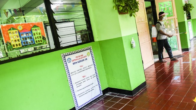 Wagub DKI Riza Patria mengatakan pihaknya tak segan memberi sanksi kepada pihak sekolah jika benar menggelar belajar tatap muka saat PPKM Level 4.