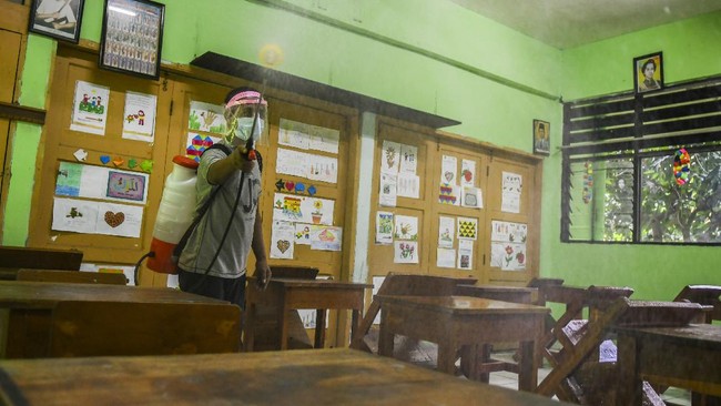 Sebanyak 58 orang di SMA 1 Padang Panjang terinfeksi virus corona. Siswa yang dinyatakan negatif Covid-19 ikut diisolasi di asrama sekolah.