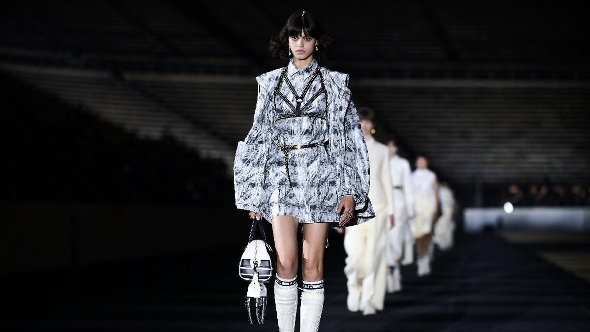 FOTO: Nostalgia Dior di Yunani dalam Koleksi Cruise 2022