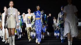FOTO: Nostalgia Dior di Yunani dalam Koleksi Cruise 2022