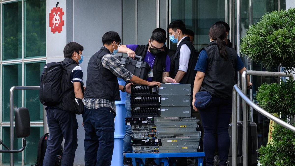 FOTO: Media Hong Kong Mencabik usai Diobrak-abrik Polisi