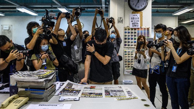 Penggerebekan polisi Hong Kong ke kantor surat kabar Apple Daily pada Kamis lalu melibatkan setidaknya 500 personel. Lima eksekutif, termasuk pemred ditahan.