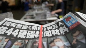 Polisi Hong Kong Tangkap Kolumnis Surat Kabar Apple Daily