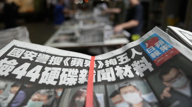 Kepolisian Hong Kong melanjutkan upaya penegakan hukum terhadap surat kabar prodemokrasi Apple Daily, kali ini giliran kolumnisnya yang ditangkap.