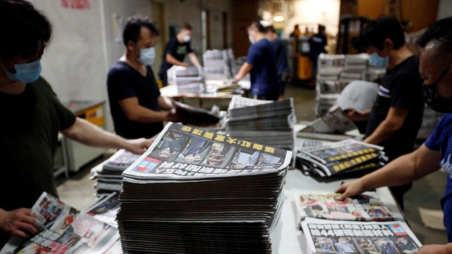 Penggerebekan polisi Hong Kong ke kantor surat kabar Apple Daily pada Kamis lalu melibatkan setidaknya 500 personel. Lima eksekutif, termasuk pemred ditahan.