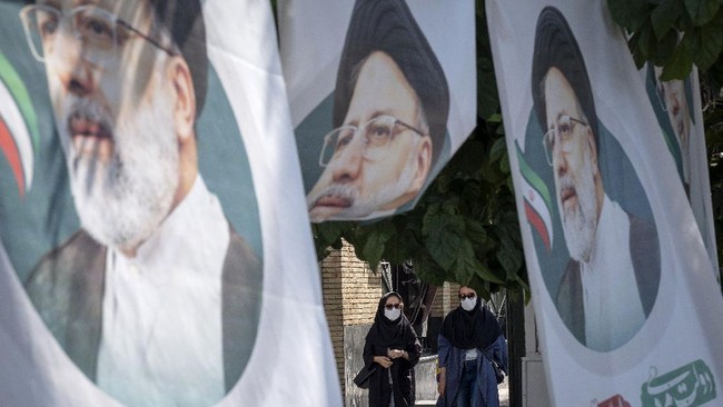 Seorang ulama ultrakonservatif Iran, Ebrahim Raisi terpilih menjadi presiden, menggantikan Hassan Rouhani yang sudah menjabat selama dua periode.