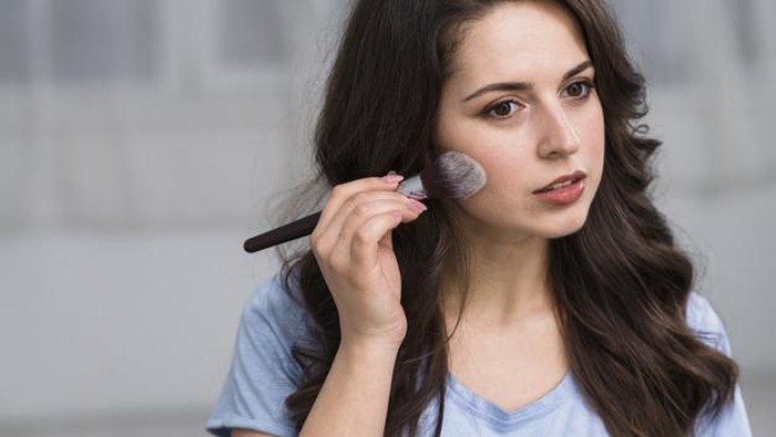 Kenali Posisi Blush On yang Tepat untuk Setiap Bentuk Wajah Berbeda Kenali Posisi Blush On yang Tepat untuk Setiap Bentuk Wajah Berbeda