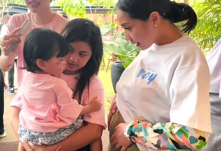 Potret Baby Bump Nagita Slavina Usia kehamilan Nagita Slavina telah memasuki usia 4 bulan aura bumil pun semakin terpancar dan baby bump sudah terlihat. Yuk intip!