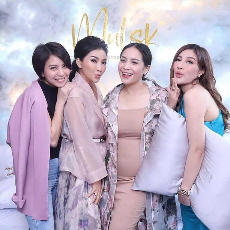 Potret Baby Bump Nagita Slavina Usia kehamilan Nagita Slavina telah memasuki usia 4 bulan aura bumil pun semakin terpancar dan baby bump sudah terlihat. Yuk intip!