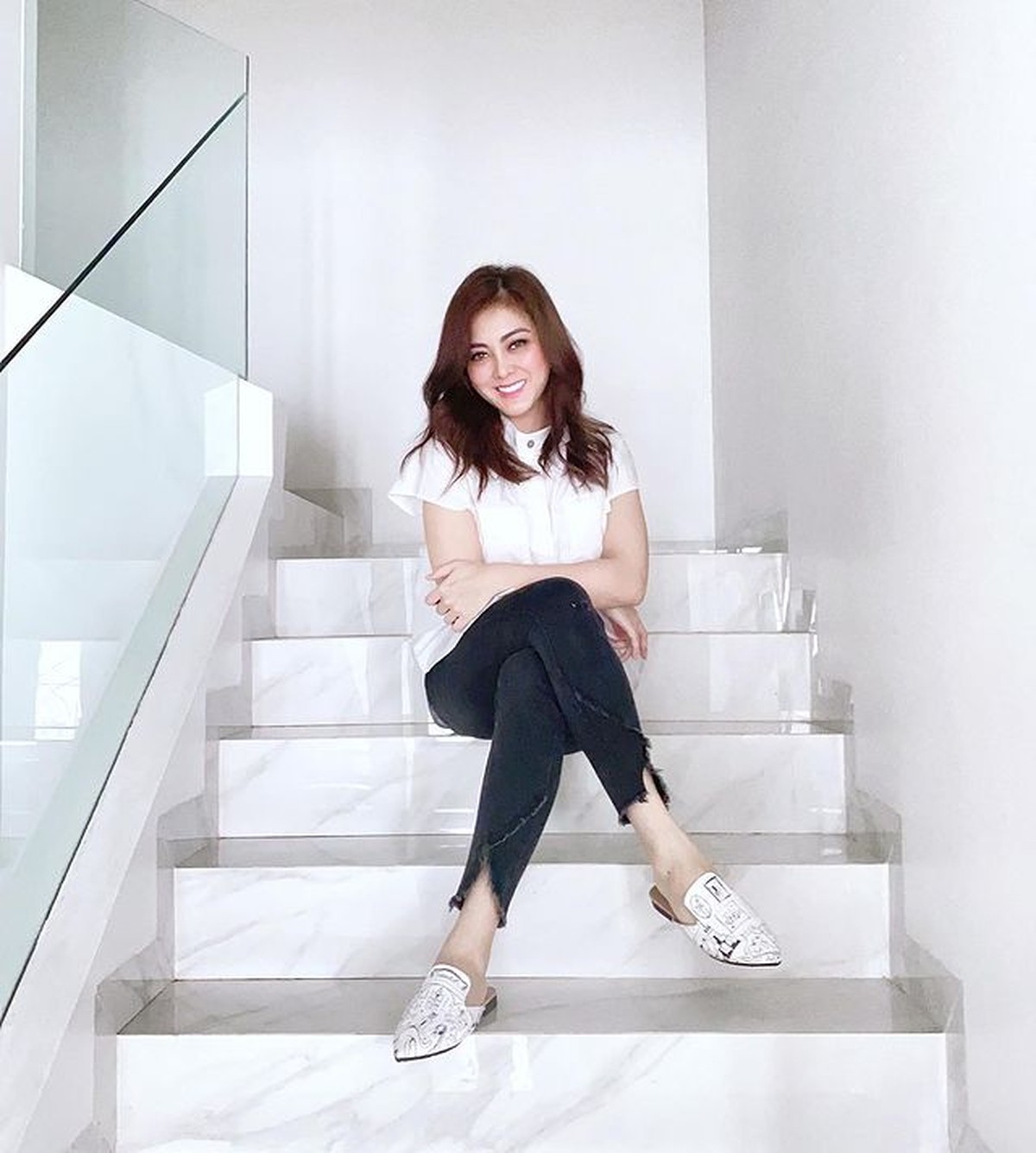 Keretakan rumah tangga Jonathan Frizzy dan Dhena disebabkan oleh sikap Dhena sebut Paman Jonathan&period; Yuk intip potret Dhena&excl;