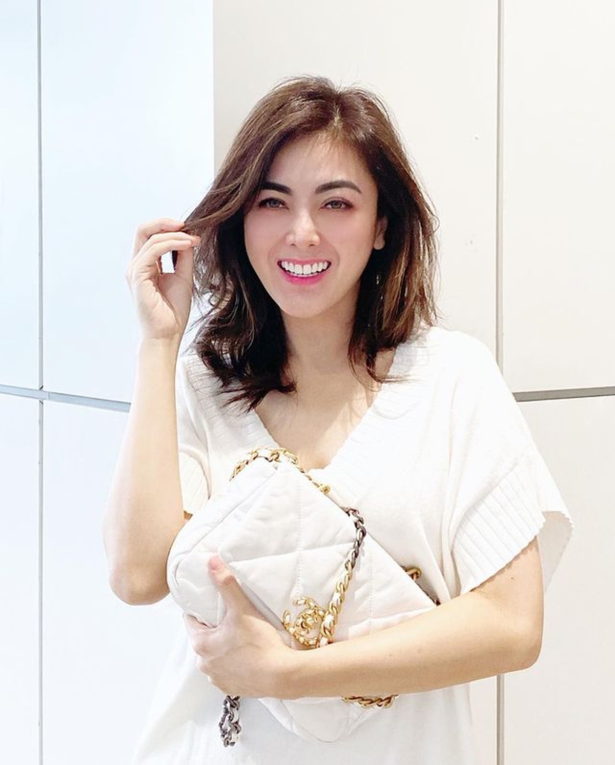 Keretakan rumah tangga Jonathan Frizzy dan Dhena disebabkan oleh sikap Dhena sebut Paman Jonathan&period; Yuk intip potret Dhena&excl;