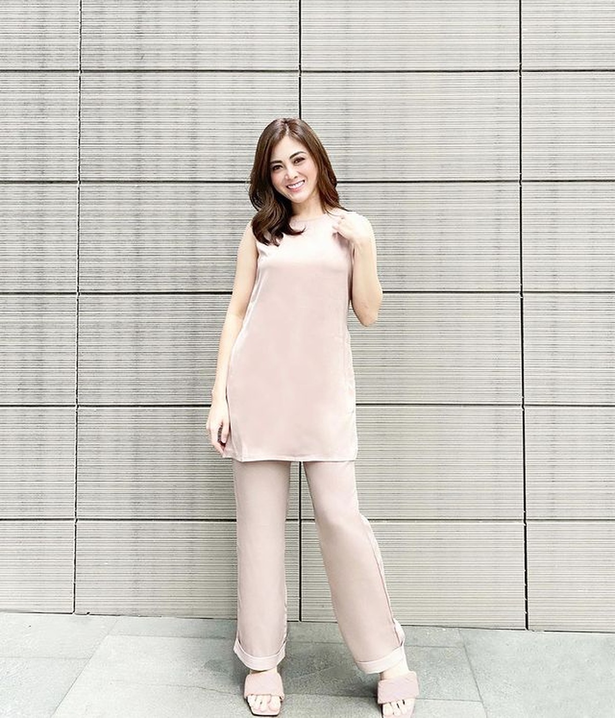 Keretakan rumah tangga Jonathan Frizzy dan Dhena disebabkan oleh sikap Dhena sebut Paman Jonathan&period; Yuk intip potret Dhena&excl;