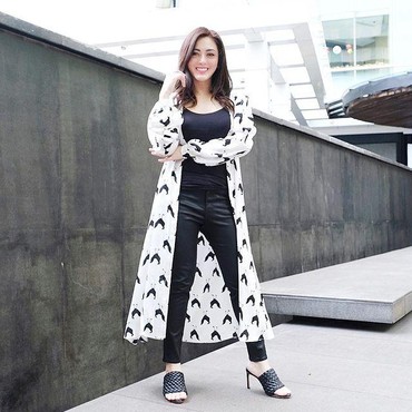 Disebut Ingkar Janji & Cemburuan, Ini Potret Dhena Istri Jonathan Frizzy