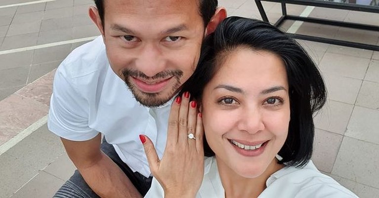 Potret Harmonis Rumah Tangga Lulu Tobing dan Suami yang Berakhir Kandas Kabar mengejutkan datang dari aktris Lulu Tobing menggugat cerai suami setelah menikah 2 tahun. Yuk kita intip potret harmonisnya!