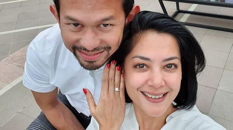 Potret Harmonis Rumah Tangga Lulu Tobing dan Suami yang Berakhir Kandas Kabar mengejutkan datang dari aktris Lulu Tobing menggugat cerai suami setelah menikah 2 tahun. Yuk kita intip potret harmonisnya!