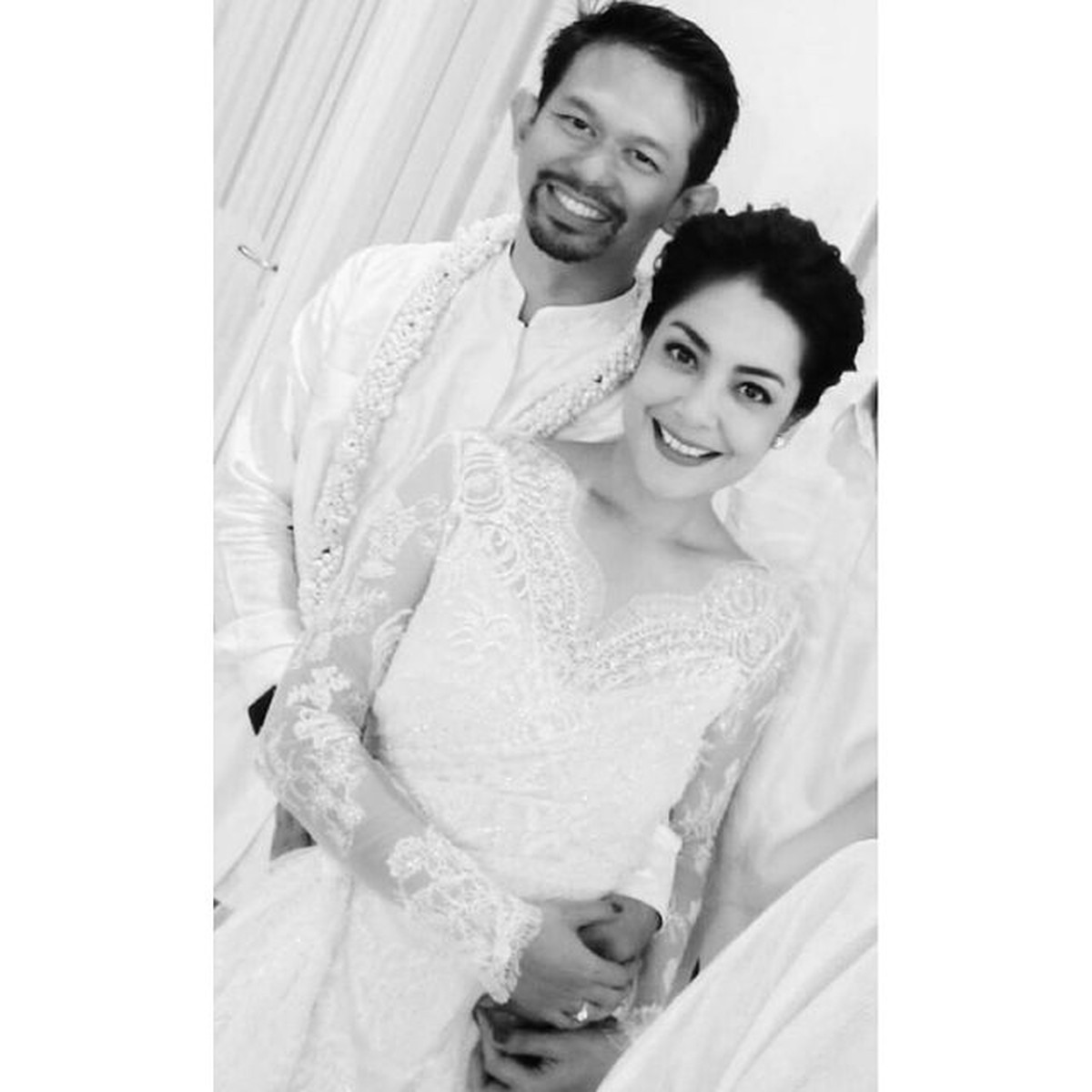 Kabar mengejutkan datang dari aktris Lulu Tobing menggugat cerai suami setelah menikah 2 tahun&period; Yuk kita intip potret harmonisnya&excl;