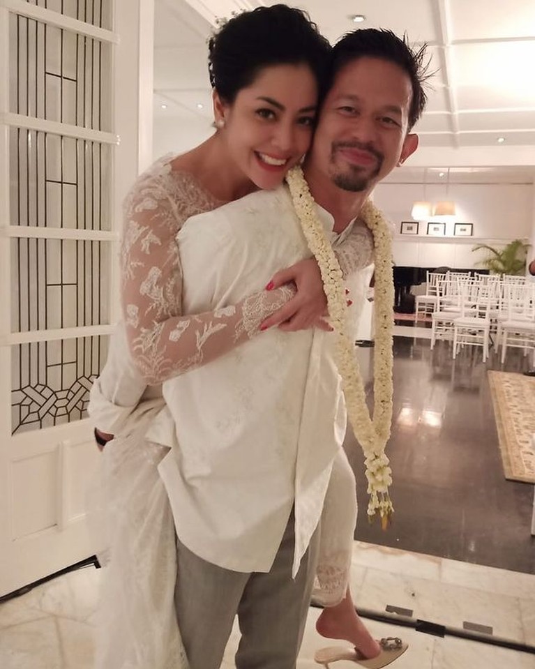 Potret Harmonis Rumah Tangga Lulu Tobing dan Suami yang Berakhir Kandas Kabar mengejutkan datang dari aktris Lulu Tobing menggugat cerai suami setelah menikah 2 tahun. Yuk kita intip potret harmonisnya!