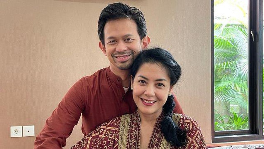 Kabar mengejutkan datang dari aktris Lulu Tobing menggugat cerai suami setelah menikah 2 tahun. Yuk kita intip potret harmonisnya!