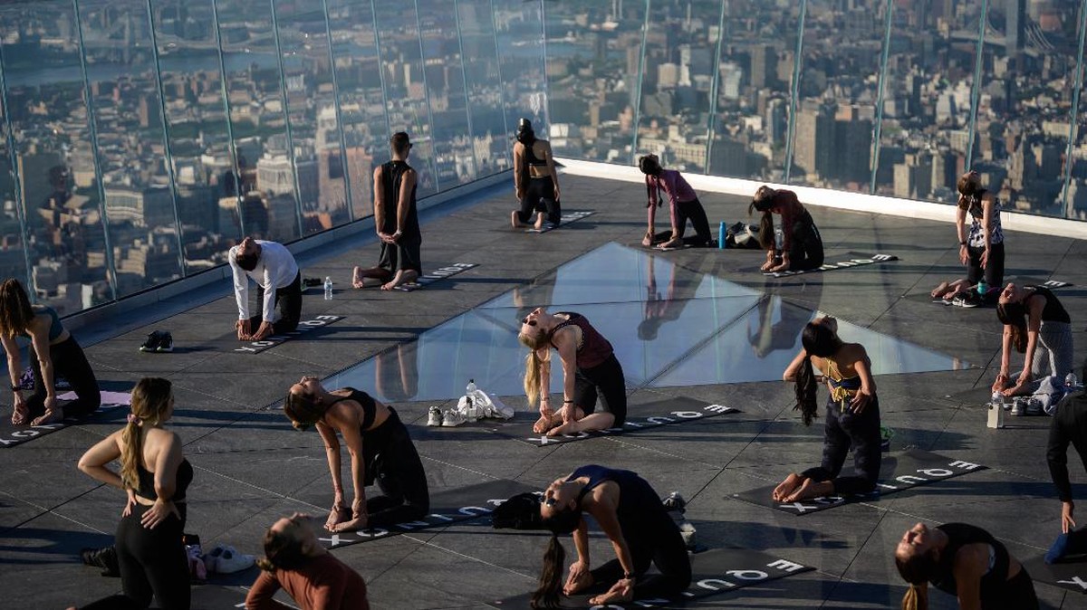 FOTO: Hening Yoga di Atap Gedung 100 Lantai