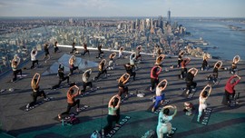 FOTO: Hening Yoga di Atap Gedung 100 Lantai