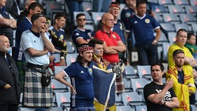Fan Skotlandia Bugil dan Mandi di Air Mancur di London