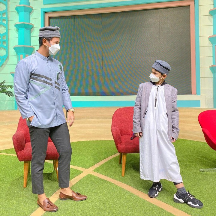 <p>Sonny Septian juga pernah membawa putra sambungnya ke acara TV. Ayah dan anak itu tampil kompak Bunda. (Foto: Instagram: @sonnyseptian)</p>