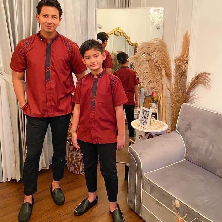 <p>Sonny dan King terlihat sangat menyayangi dan berpelukan. Dalam berbagai momen pun mereka terlihat kompak mengenakan outfit senada. (Foto: Instagram: @sonnyseptian)</p>