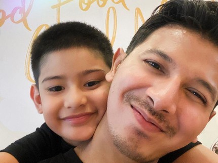 Viral Sonny Septian Nasihati Anak Sambung, Intip 7 Foto Kompak Bareng King Faaz