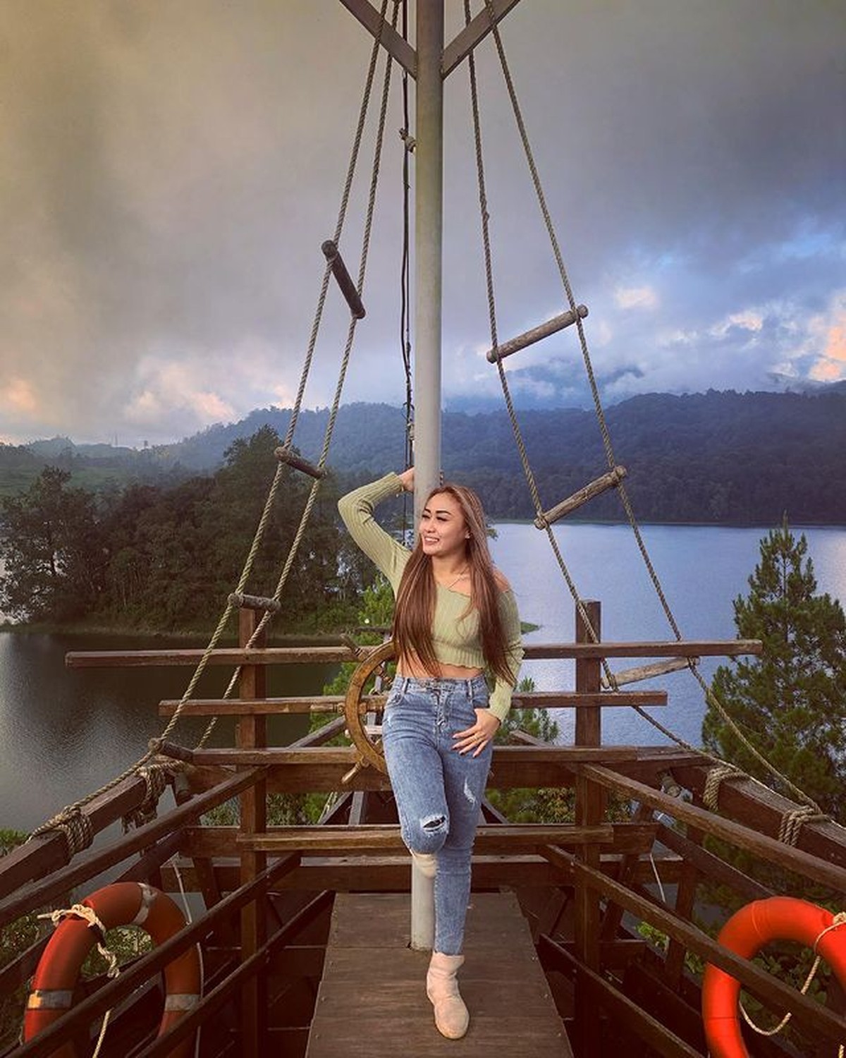 DJ cantik bernama Tessa Morena mendadak ramai karena jargon visi foya misi foya viral&period; Yuk kita lihat pesonanya&excl;