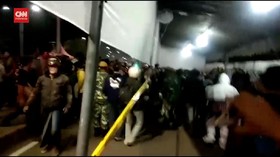 VIDEO: Pengendara Motor Rusak Pos Tes Usap Jembatan Suramadu