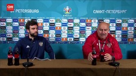 VIDEO: Ditanya Soal Ronaldo, Pelatih Rusia Minum Coca-cola