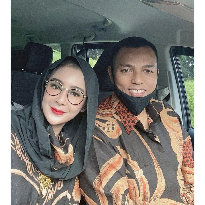 <p>Memasuki usia pernikahan ke-6, Uut Permatasari dan Tri Goffarudin Pulungan masih terlihat mesra bak pengantin baru. Uut gemar menampilkan potret harmonis mereka. (Foto: Instagram: @uutpermatasari)</p>