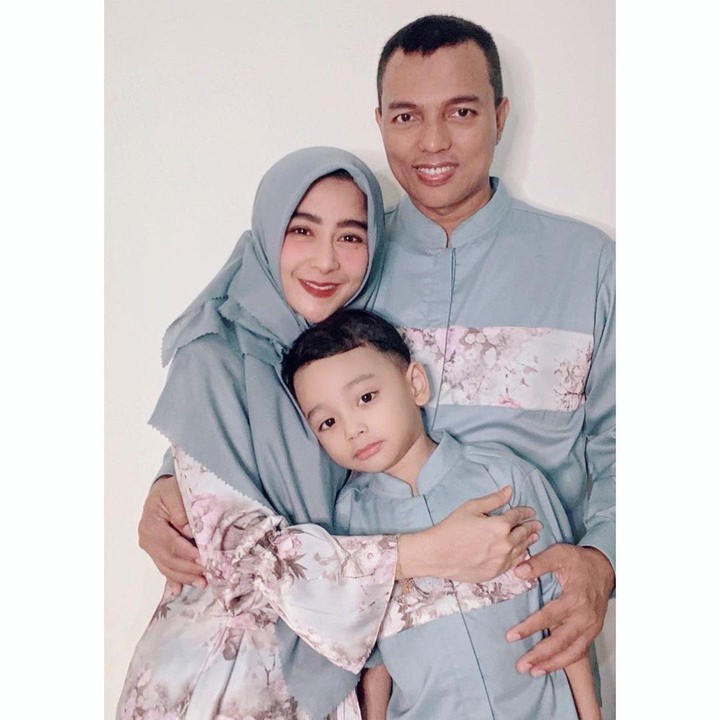 <p>Uut Permatasari mengakhiri masa lajang pada 2015 lalu ketika dipersunting Kompol Tri Goffarudin Pulungan. Dari pernikahan itu, mereka dikaruniai seorang putra. (Foto: Instagram: @uutpermatasari)</p>