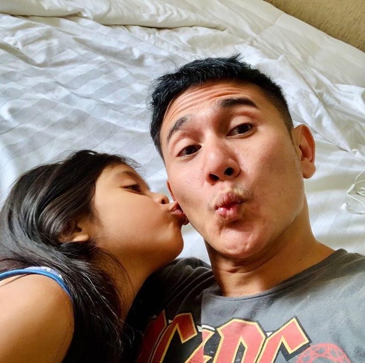<p>Predikat hot daddy juga telah melekat pada Vino G Bastian. Meski berbadan kekar, ia terlihat sangat manis ketika berpose dengan putrinya yang bernama Jizzy Pearl Bastian. Vino pun enggak keberatan lho kuku dan wajahnya dirias oleh Pearl. He-he, daddy goals banget ya. (Foto: Instagram: @vinogbastian__)</p>