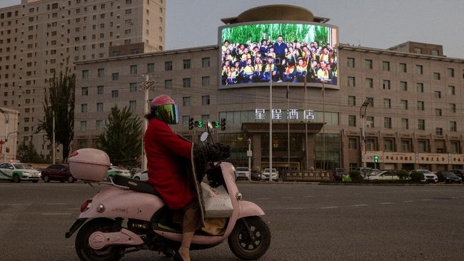 Di tengah sanksi AS, China ingin mengembangkan potensi wisata di Xinjiang. Namun, kemelut Uighur masih terasa di sana. Propaganda jalan keluarnya.