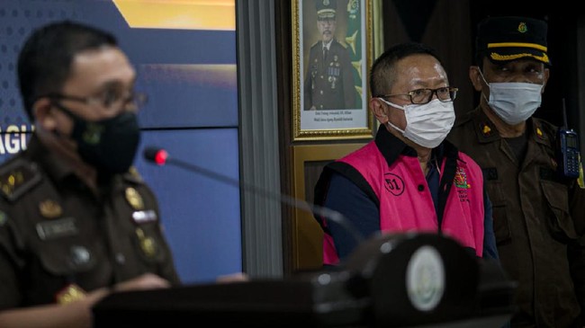 Paspor asli tapi palsu yang digunakan Buronan Adelin Lis, menurut Kabareskrim Komjen Agus Andrianto, terbit sejak 2017.