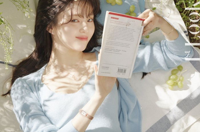 Dalam pemotretan ini, Han So Hee kembali sukses memikat perhatian netizen dengan sorot matanya yang indah. Ia berpose layaknya seorang mahasiswi yang sedang bersantai di halaman belakang kampus / foto: instagram.com/1stlookofficial
