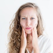 Selain Muncul Jerawat, Ini 5 Dampak Buruk Bila Malas Bersihkan Makeup Sebelum Tidur