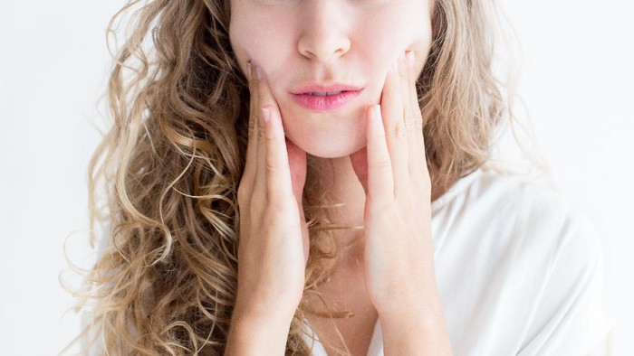 Selain Muncul Jerawat, Ini 5 Dampak Buruk Bila Malas Bersihkan Makeup Sebelum Tidur